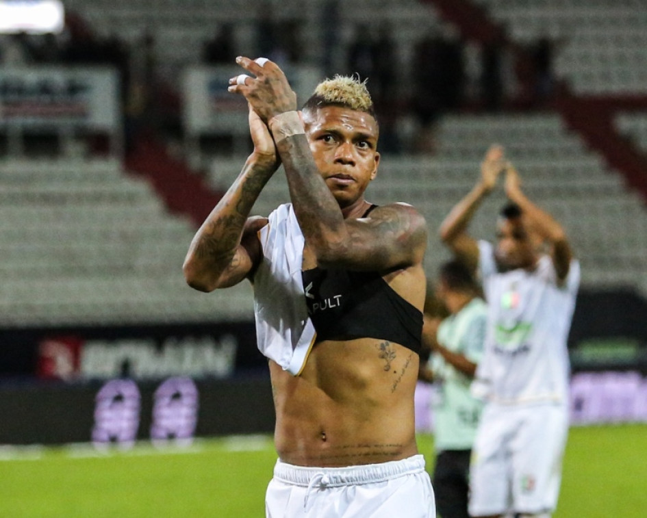 Billy Arce, ecuatoriano, pasó por el Once Caldas, equipo que reclama derechos sobre su futuro.