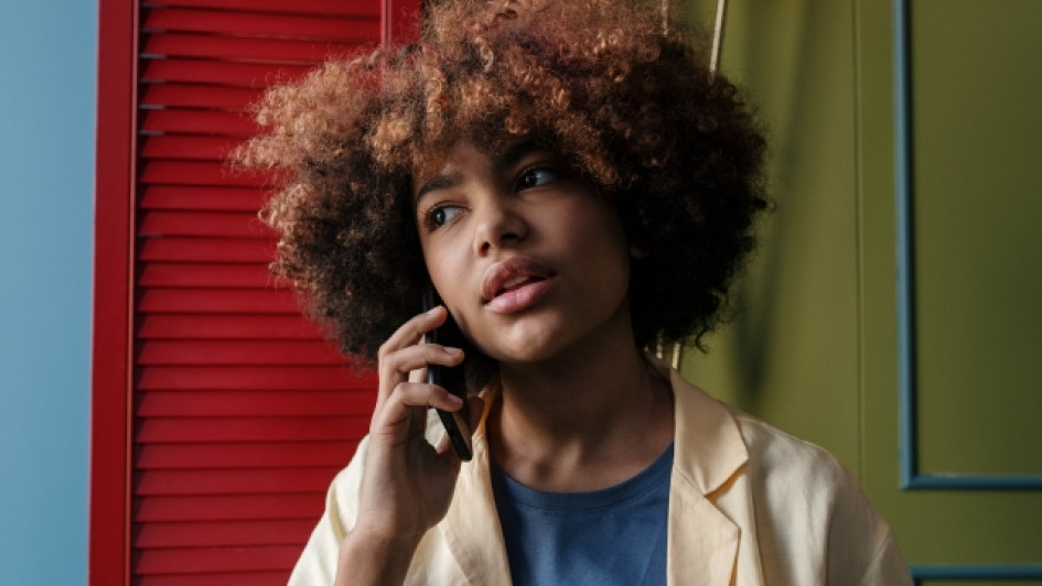 como-marcar-de-celular-a-fijo-en-colombia Mujer hablando por celular