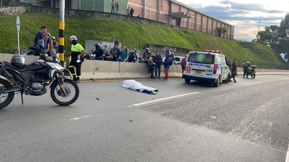 La víctima, identificada como César Augusto Moreno Villegas, murió instantáneamente tras chocar en su moto contra el separador. La víctima, identificada como César Augusto Moreno Villegas, murió instantáneamente tras chocar en su moto contra el separador.