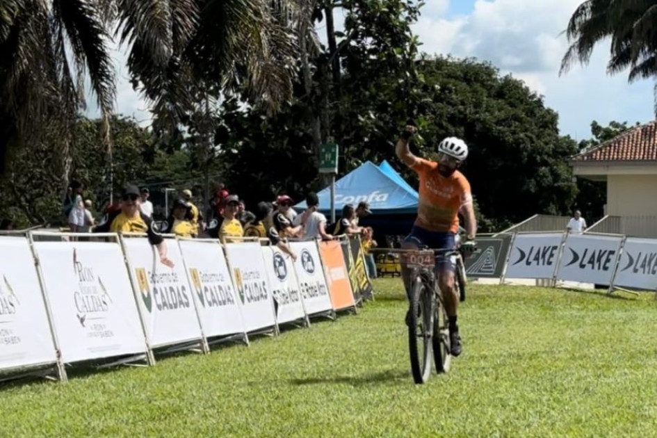 La llegada del salamineño Yeison Rincón a la meta en Santágueda.
