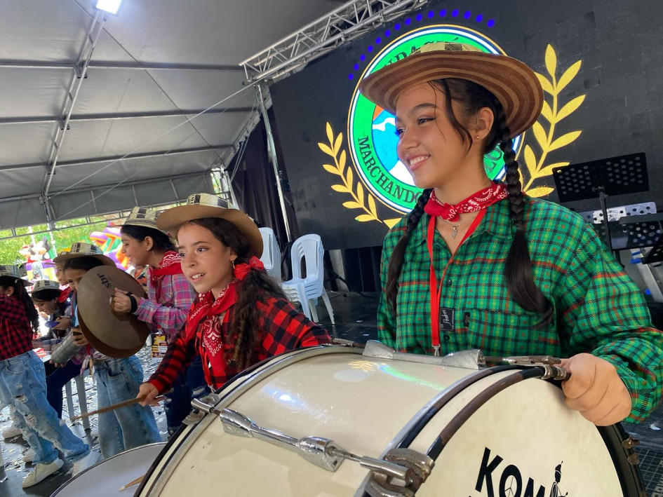 Se presentaron cerca de 12 bandas estudiantiles. Se presentaron cerca de 12 bandas estudiantiles.