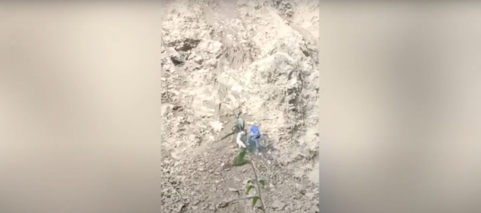 Videos enviados por ciudadanos evidencian los riesgos para los transeúntes en el derrumbe que afecta a la comunidad de La Chuscala.