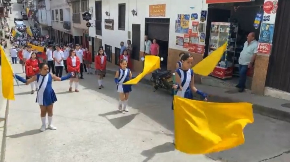 Pácora desfila para celebrar el 7 de agosto Pácora desfila para celebrar el 7 de agosto