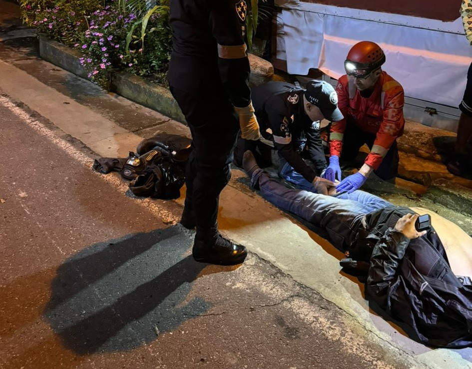 Miembros del Utac atendieron al lesionado, quien cayó de su moto en la vía a Neira.