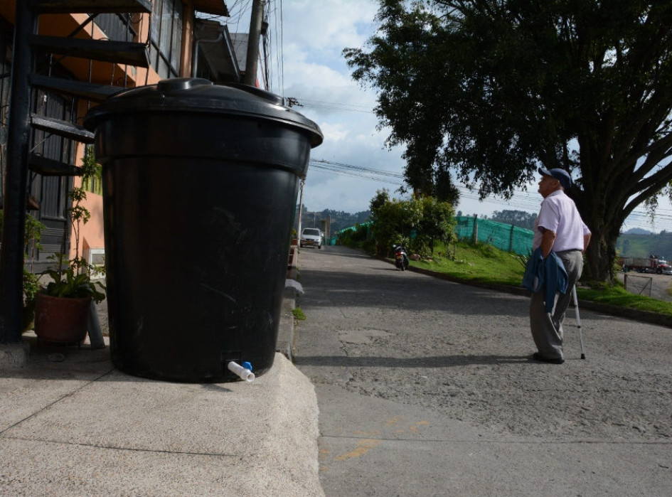 Aguas de Manizales instaló este tanque de agua de 1.000 litros en la calle 107 #34A-23, del barrio La Enea, para abastecer del líquido a los usuarios que se afectarán por el corte.