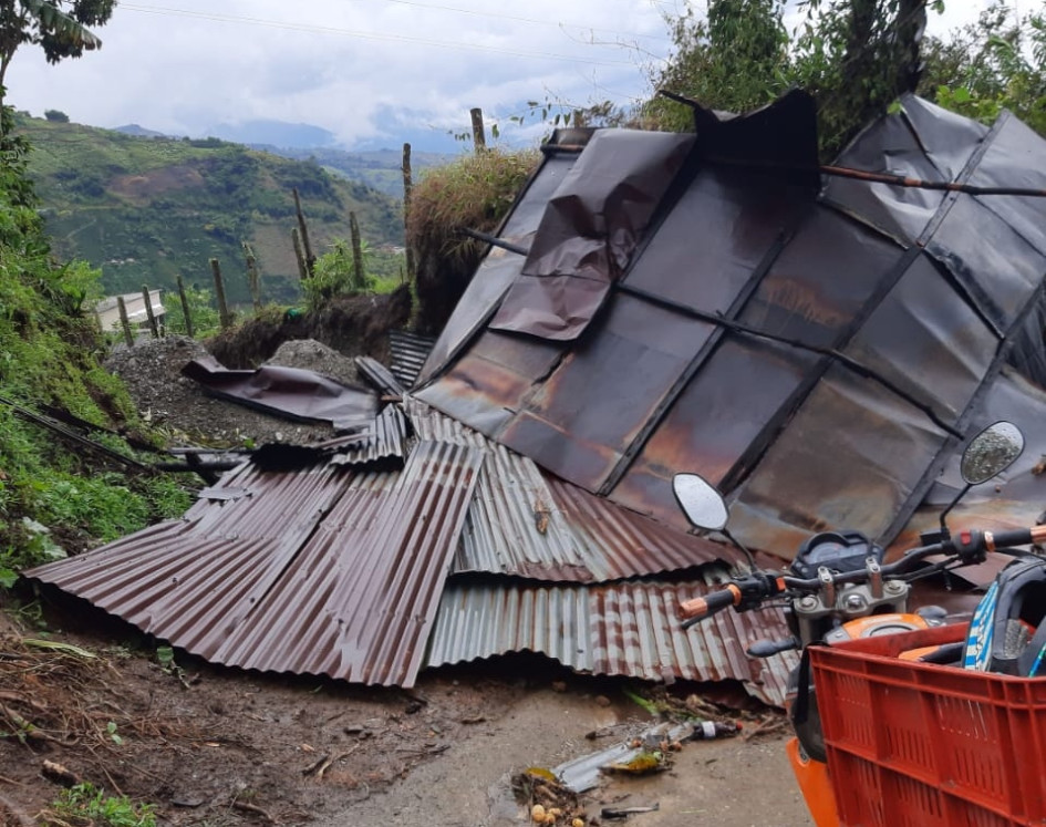 Así quedó el techo de una vivienda afectada por el vendaval. Así quedó el techo de una vivienda afectada por el vendaval.
