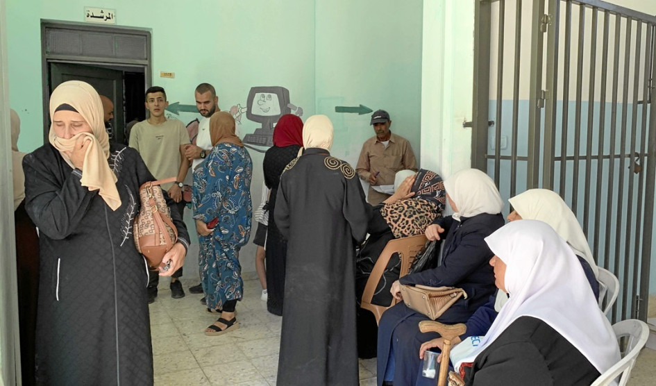 Habitantes de Jit, en el norte de Cisjordania ocupada, esperan para ser atendidos en la clínica móvil de la ONG PHRI. Habitantes de Jit, en el norte de Cisjordania ocupada, esperan para ser atendidos en la clínica móvil de la ONG PHRI.