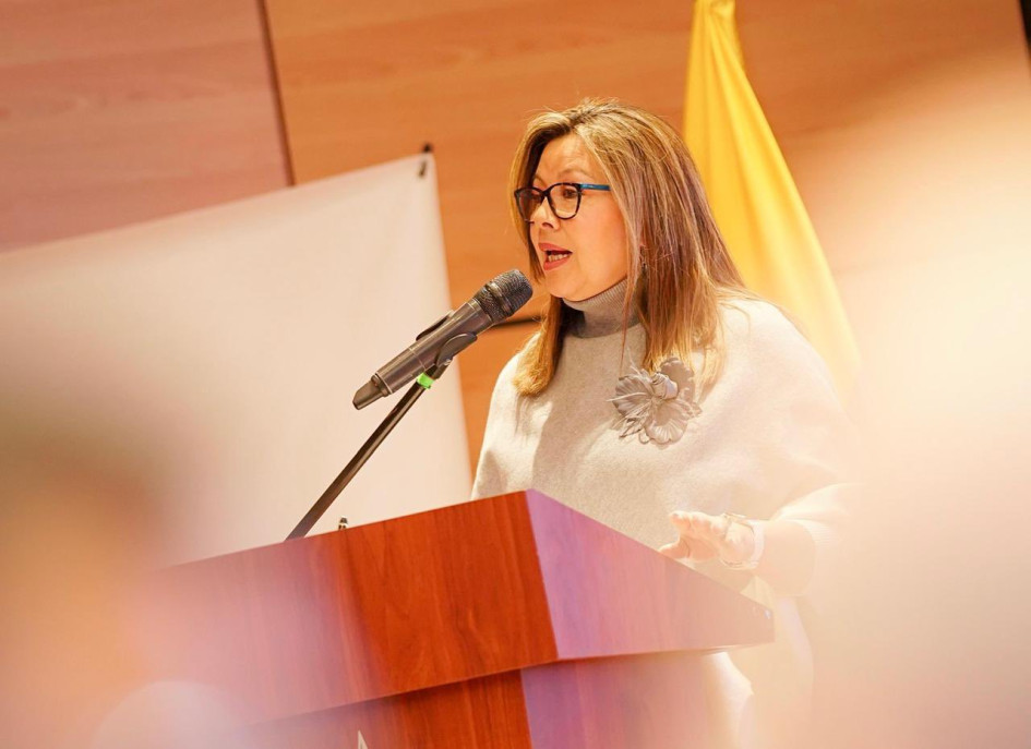 Foto | FiscaliaCOL LA PATRIA  La fiscal, Luz Adriana Camargo, ha querido aclarar algunos delitos, recordando que la obstrucción de vías, por ejemplo, solo se aplica cuando atente contra la vida humana, la salud pública, la seguridad alimentaria, el medioambiente o el derecho al trabajo o se haga con medios ilícitos. Igualmente manifestó que el delito de daño en bien ajeno sólo se da cuando se destruye, inutiliza, desaparece o daña un bien de un tercero, entre otros. Foto | FiscaliaCOL LA PATRIA  La fiscal, Luz Adriana Camargo, ha querido aclarar algunos delitos, recordando que la obstrucción de vías, por ejemplo, solo se aplica cuando atente contra la vida humana, la salud pública, la seguridad alimentaria, el medioambiente o el derecho al trabajo o se haga con medios ilícitos. Igualmente manifestó que el delito de daño en bien ajeno sólo se da cuando se destruye, inutiliza, desaparece o daña un bien de un tercero, entre otros.