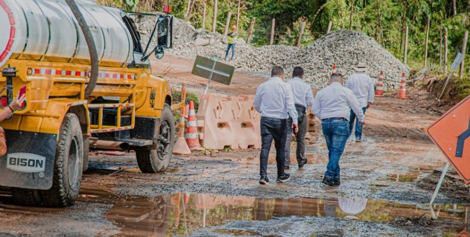 Las obras de la vía Riosucio (Caldas) - Jardín (Antioquia) están manchadas por el incumplimiento del Consorcio Eleín Samaná. Diputados caldenses recorrieron la ruta y encontraron solo 2 kilómetros en pavimento. ¿Qué ocurriría si la obra no se termina a tiempo? Las obras de la vía Riosucio (Caldas) - Jardín (Antioquia) están manchadas por el incumplimiento del Consorcio Eleín Samaná. Diputados caldenses recorrieron la ruta y encontraron solo 2 kilómetros en pavimento. ¿Qué ocurriría si la obra no se termina a tiempo?