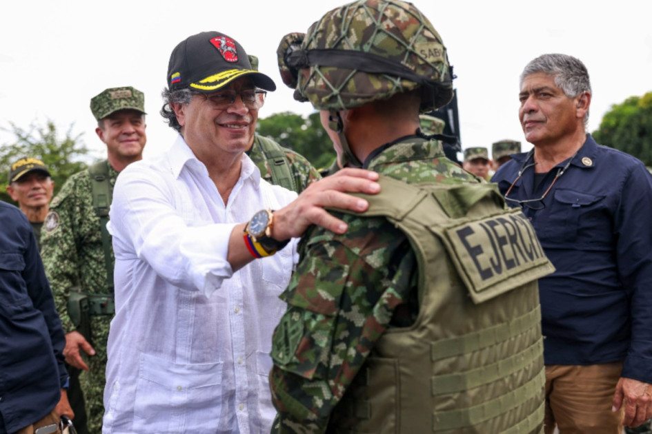 El presidente, Gustavo Petro, saluda este viernes a un soldado durante su visita a la base militar de Puerto Jordán, en el departamento de Arauca. El presidente, Gustavo Petro, saluda este viernes a un soldado durante su visita a la base militar de Puerto Jordán, en el departamento de Arauca.