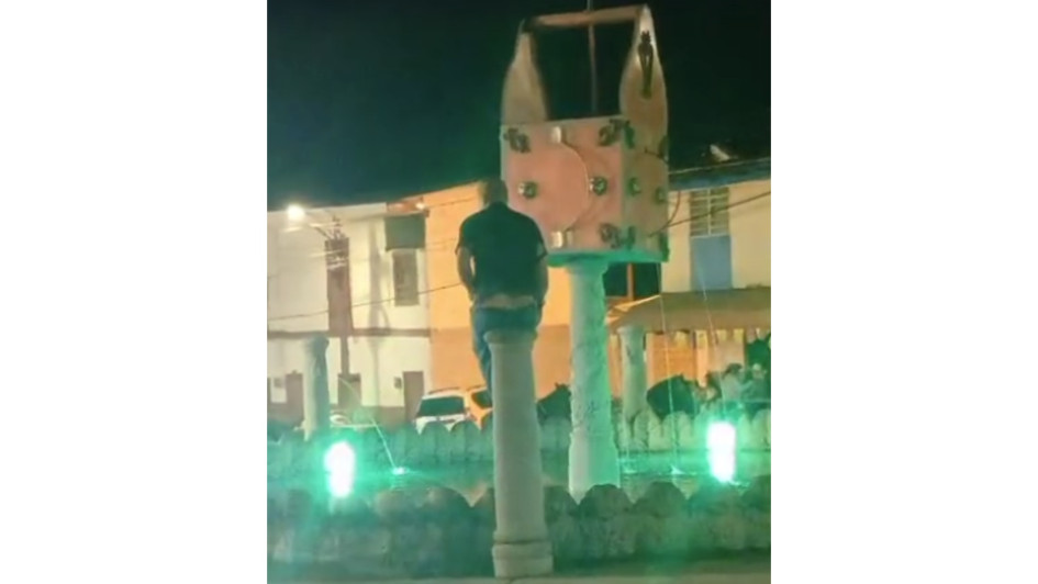 Un hombre embriagado se lanzó a la fuente del agua de Pácora, a un lado del monumento a la matraca. Un hombre embriagado se lanzó a la fuente del agua de Pácora, a un lado del monumento a la matraca.