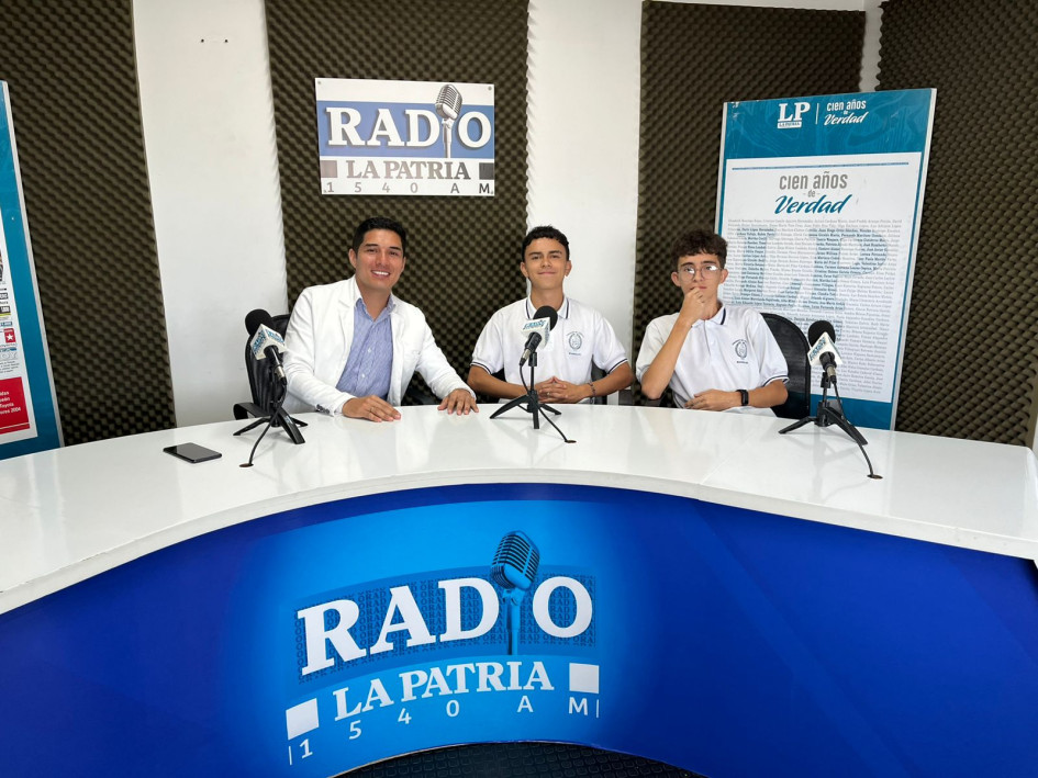 El docente, Andrés Mauricio Murcia Ramírez y los estudiantes Miguel Ángel Franco del grado noveno y Juan Jacobo Aristizábal Arias del grado once del Colegio de Cristo. El docente, Andrés Mauricio Murcia Ramírez y los estudiantes Miguel Ángel Franco del grado noveno y Juan Jacobo Aristizábal Arias del grado once del Colegio de Cristo.