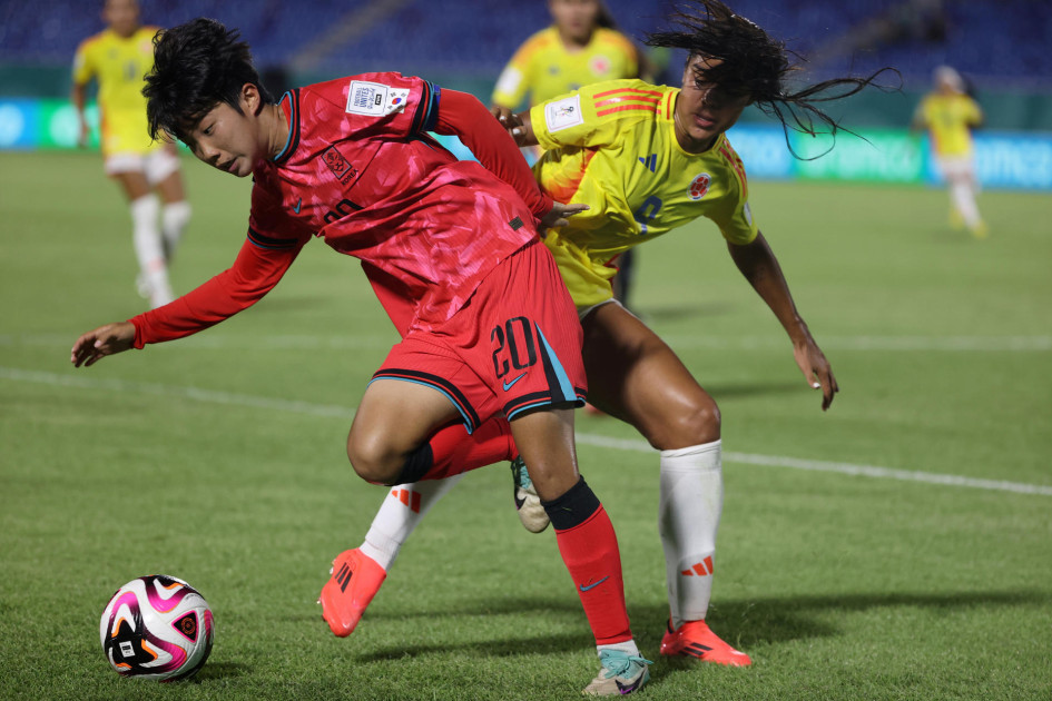 Corea del Sur y Colombia Mundial Femenino Sub-17 Noh Sieun (i) de Corea del Sur disputa el balón con Maithe Lopez de Colombia este miércoles, en un partido del Mundial femenino sub-17 en el estadio Olímpico Félix Sánchez de Santo Domingo (República Dominicana).