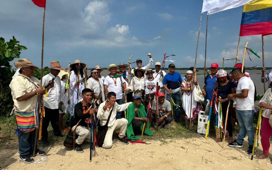 Indígenas que navegaron por el río Magdalena hasta Puerto Mocho en Barranquilla Indígenas que navegaron por el río Magdalena hasta Puerto Mocho en Barranquilla