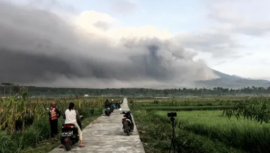 2 mil desplazados por erupción volcánica en Indonesia