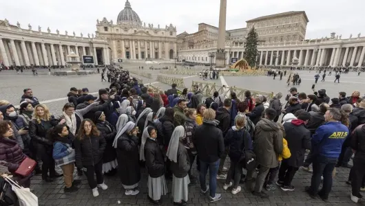 Se cuadruplican visitas al Vaticano en primer día de velación del papa Benedicto XVI