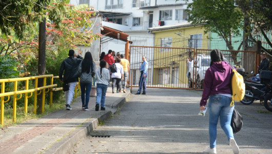 La comunidad educativa del colegio Inem, de Manizales, vuelve a casa