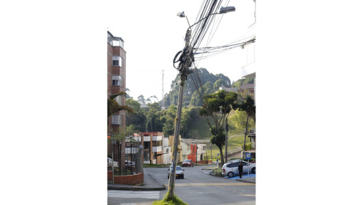 Postes inclinados generan preocupación en Manizales