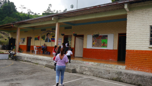 Alumnos vuelven con protocolos a las aulas en Chinchiná (Caldas), el Ruiz sigue inestable 
