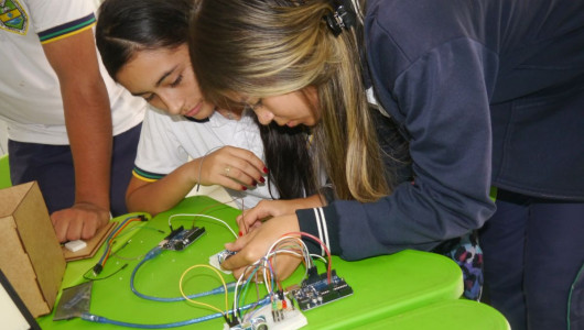 El Aula STEM de la U. Nacional capacita en programación a estudiantes de Palestina