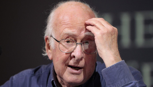 Falleció el británico Peter Higgs, descubridor del bosón de Higgs o partícula de Dios