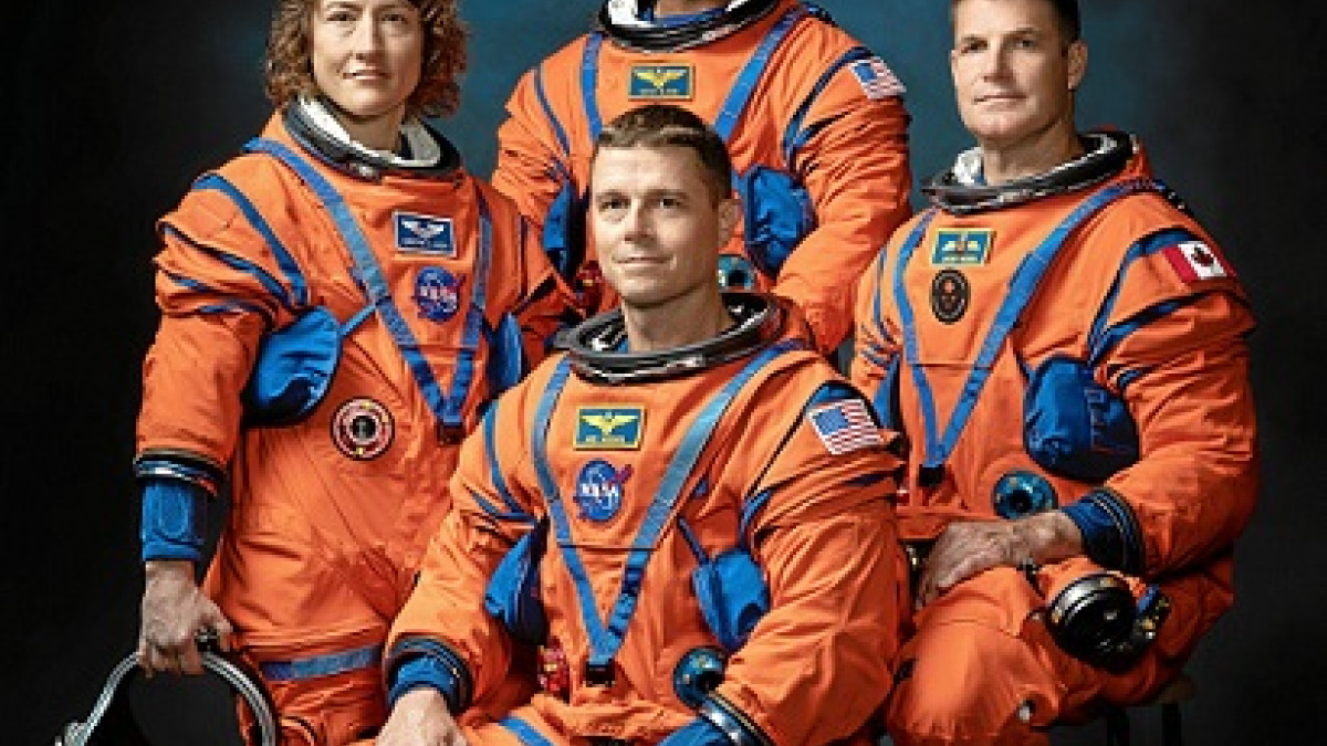 Foto | NASA | LA PATRIA  Los astronautas de la NASA Christina Hammock Koch, Reid Wiseman y Víctor Glover. Ellos estarán acompañados por el astronauta de la Agencia Espacial Canadiense, Jeremy Hansen.