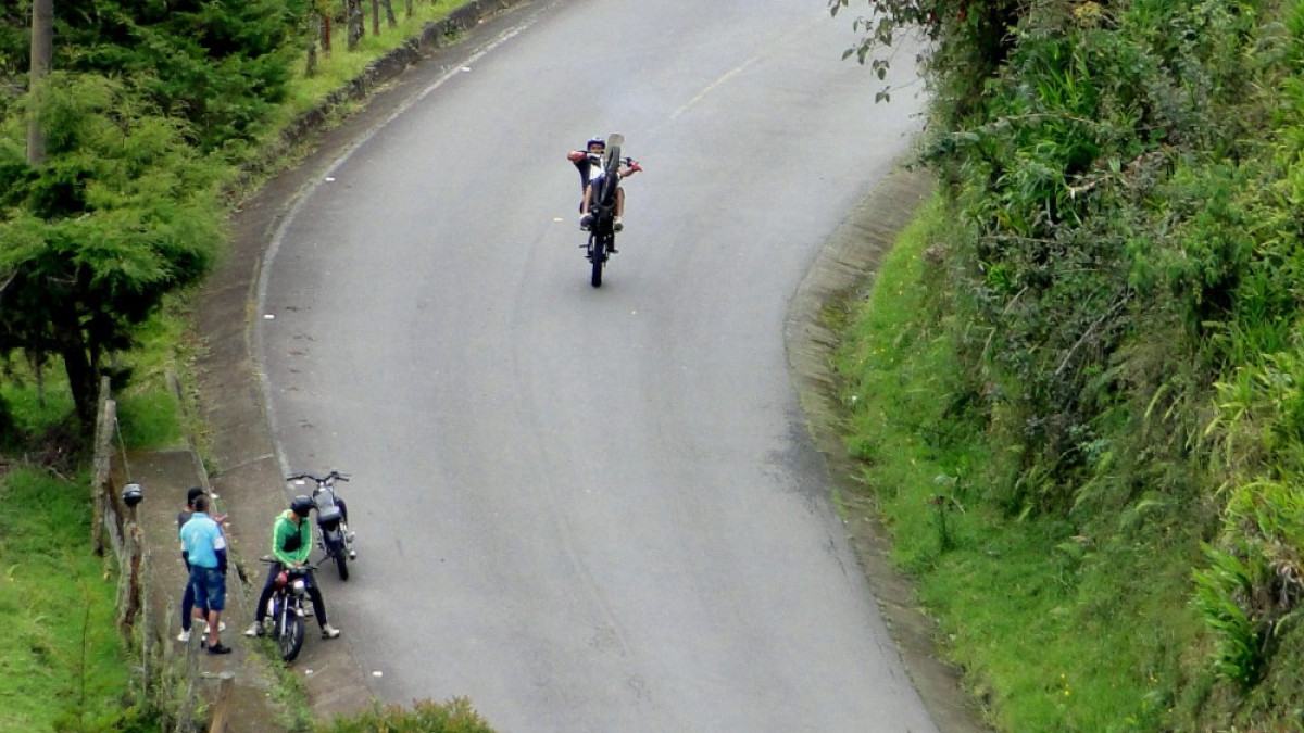 Denuncian piques ilegales en las vías de salida del municipio. Los ciudadanos exigen control a las autoridades. Foto | Rubén Darío López | Q'HUBO