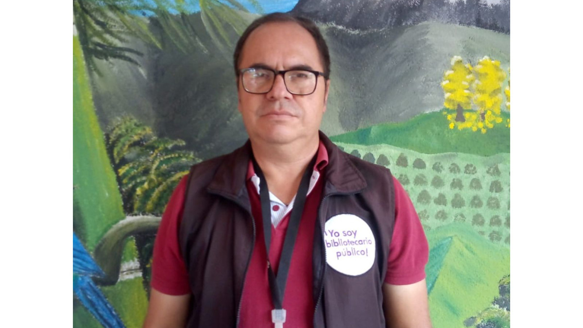 Jorge Helmer Valencia, bibliotecario de la vereda El Naranjal de Chinchiná.