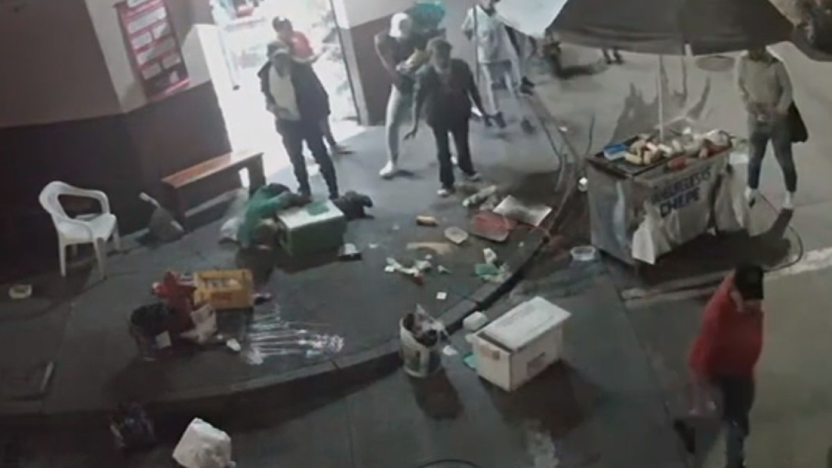 Así quedó el puesto de comidas rápidas, con el hombre que consumía alimentos lesionado en el suelo, segundos después del choque en el barrio Linares. 