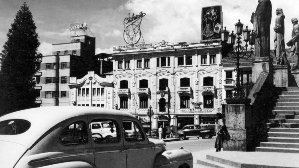 Fotografía de la Plaza de Bolívar de Manizales en 1955, cuando la ciudad cumplía 106 años de fundación. En este 2024, la capital de Caldas llega a su aniversario 175. Conozca la lista de profesiones de los primeros pobladores.