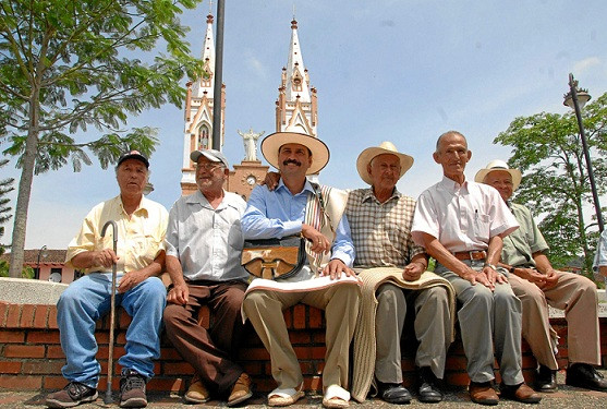 Carlos Castañeda, que personificó a Juan Valdez durante 20 años, falleció el viernes cuando se recuperaba de una cirugía de corazón. Fue un cafetero de la vereda San Bartolo (Andes, Antioquia). Se caracterizó por su sencillez y por transmitir a donde iba por el mundo la imagen de los cafeteros, la Federación Nacional de Cafeteros y la marca Café de Colombia. Paz en su tumba.