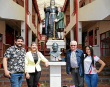 Edwin Murcia, artista plástico quien hizo el busto y docente de la institución; Alba Lucía castaño, Pedro José Hoyos y Diana Milena Posada. Edwin Murcia, artista plástico quien hizo el busto y docente de la institución; Alba Lucía castaño, Pedro José Hoyos y Diana Milena Posada.