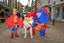 La pequeña Sara Saraza recorrió la Carrera 23 convertida en una Mujer Maravilla con su mascota Venus y su padre, Alejandro Saraza, quien se transformó en Superman.