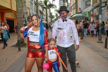 Liliana Giraldo y María José Martínez, de Harley Quinn, y Jonatan Ceballos, de zombie Liliana Giraldo y María José Martínez, de Harley Quinn, y Jonatan Ceballos, de zombie