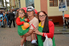 El Chavo y la Chilindrina no podían quedar por fuera el 31 de Octubre. Aquí Violeta Rozo, Johan Rozo y Johana Alturo. El Chavo y la Chilindrina no podían quedar por fuera el 31 de Octubre. Aquí Violeta Rozo, Johan Rozo y Johana Alturo.