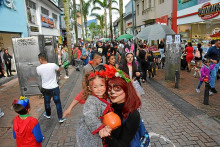 Violeta Isabel Giraldo Grisales, de Mariquita, posó con su mamá, Karen Grisales, quien lució de catrina.