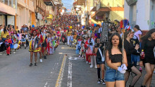 AnsermaFoto | Albeiro Rudas | LA PATRIA El sol acompañó el desfile de disfraces desde el Parque de Bolívar hasta la Plaza de Robledo. Durante el recorrido, los niños junto con sus padres disfrutaron del día, pues las bandas juveniles e infantiles amenizaron la programación programada por la Alcaldía. Asimismo, el comercio se preparó, entregó dulces y organizó bailes.