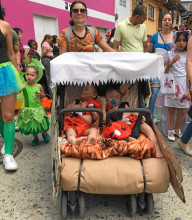 Aranzazu Foto | Diego Salgado | LA PATRIA Con un colorido desfile se celebró Halloween. Niños, jóvenes y adultos desfilaron desde la Estación de Servicio, ubicada en la salida a Salamina, hasta el Parque de Bolívar, donde el despacho de la primera gestora social les ofreció una programación infantil a los asistentes quienes se destacaron por su creatividad en los disfraces. Empleados de la Alcaldía y la Policía estuvieron también presentes en la actividad. Aranzazu Foto | Diego Salgado | LA PATRIA Con un colorido desfile se celebró Halloween. Niños, jóvenes y adultos desfilaron desde la Estación de Servicio, ubicada en la salida a Salamina, hasta el Parque de Bolívar, donde el despacho de la primera gestora social les ofreció una programación infantil a los asistentes quienes se destacaron por su creatividad en los disfraces. Empleados de la Alcaldía y la Policía estuvieron también presentes en la actividad.