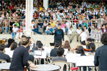 Por primera vez en Marmato cerca de 45 niños, niñas, jóvenes y adolescentes hicieron vibrar a los marmateños bajo sonidos musicales interpretados por instrumentos de cuerda, vientos y percusión. Durante la celebración de la semana cultural de la Institución Educativa El Llano, la compañía minera Aris Mining bajo su linea de inversión educación y cultura se vinculó en esta celebración, con la presentación musical de la orquesta sinfónica Batuta Caldas. Para Aris Mining es primordial trabajar por el desarrollo cultural de los niños, niñas y jóvenes de la región con escenarios que propicien entornos culturales a través del diálogo, el arte y la música. Por primera vez en Marmato cerca de 45 niños, niñas, jóvenes y adolescentes hicieron vibrar a los marmateños bajo sonidos musicales interpretados por instrumentos de cuerda, vientos y percusión. Durante la celebración de la semana cultural de la Institución Educativa El Llano, la compañía minera Aris Mining bajo su linea de inversión educación y cultura se vinculó en esta celebración, con la presentación musical de la orquesta sinfónica Batuta Caldas. Para Aris Mining es primordial trabajar por el desarroll