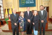 Óscar Gaviria Valencia, Luz Dary Medina de Osorio, presidenta Sociedad Mejoras Públicas de Aguadas; Mauricio Londoño Jaramillo, María Doralba Arias Orozco y Luis Fernando Patiño, secretario de la Asamblea de Caldas.