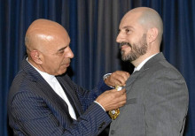 Padre Alberto LLanos Castaño entrega la distinción Maestro Conaced LANS 2022 a Leonel Mauricio Osorio García. Padre Alberto LLanos Castaño entrega la distinción Maestro Conaced LANS 2022 a Leonel Mauricio Osorio García.