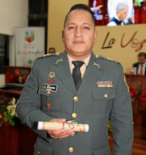 Héctor Uchima, capitán del Ejército Nacional. Héctor Uchima, capitán del Ejército Nacional.