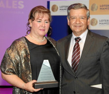 La Secretaría de Salud municipal entregó reconocimiento a la Lotería de Manizales. Recibe Amparo Lotero Zuluaga, gerente de la Lotería. La Secretaría de Salud municipal entregó reconocimiento a la Lotería de Manizales. Recibe Amparo Lotero Zuluaga, gerente de la Lotería.