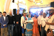 Recibimiento de vestuario del alcalde de Supía, Marco Antonio Londoño Zuluaga, junto con Jesús David Zapata y Sara Cardona Mejía, bailarines del municipio Recibimiento de vestuario del alcalde de Supía, Marco Antonio Londoño Zuluaga, junto con Jesús David Zapata y Sara Cardona Mejía, bailarines del municipio