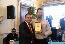 Entrega de placa de reconocimiento del alcalde de Villamaría, Jorge Orbay Marín, al gobernador de Caldas, Luis Carlos Velásquez.