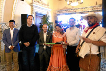 José Lisímaco Amador Cuestas, alcalde de Aranzazu, en el recibimiento del vestuario. José Lisímaco Amador Cuestas, alcalde de Aranzazu, en el recibimiento del vestuario.