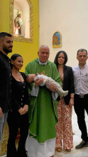 Jhon Esteban Ramírez y Camila Carmona, padres de Rafael. El párroco, padre Fabián Quintero Orozco; y los padrinos, Daniela Carmona y Jhon Fredy Ramírez. Jhon Esteban Ramírez y Camila Carmona, padres de Rafael. El párroco, padre Fabián Quintero Orozco; y los padrinos, Daniela Carmona y Jhon Fredy Ramírez.