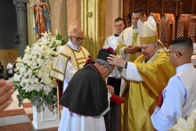 El presbítero Efraín Castaño Arboleda recibió la bendición e imposición de insignias como nuevo canónigo catedralicio por parte de monseñor José Miguel Gómez. El presbítero Efraín Castaño Arboleda recibió la bendición e imposición de insignias como nuevo canónigo catedralicio por parte de monseñor José Miguel Gómez.