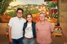 Juan David Montes, director de Expoarte Manizales, Adriana Ocampo Jaramillo y Germán González. Juan David Montes, director de Expoarte Manizales, Adriana Ocampo Jaramillo y Germán González.