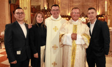 El sacerdote Cristian Mateo Martínez, en compañía de su familia: Juan Camilo Martínez, Gloria Esperanza Escudero, Pablo Esteban Martínez, y Carlos Arturo Martínez.